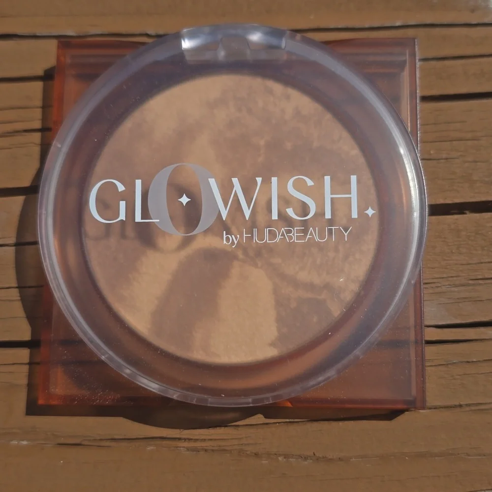 HUDA BEAUTY glowish by